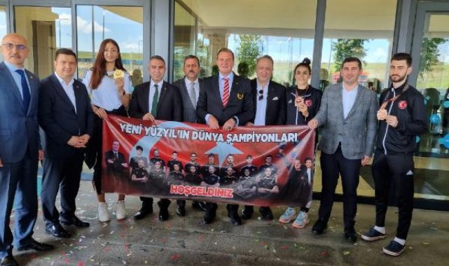 Dünya şampiyonu milli tekvandocular çiçeklerle karşılandı