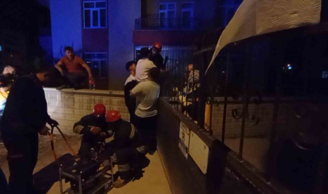 Duvardan atlarken çocuğun bacağına korkuluk demiri saplandı