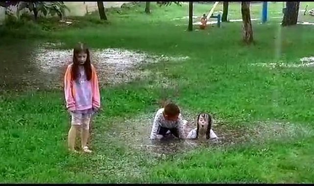 Düzce'de çocuklar yağmurun tadını çıkardı