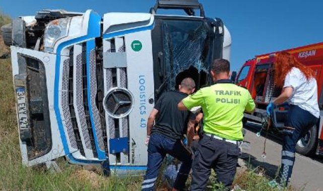 Edirne'de, devrilen TIR'ın şoförü yaşamını yitirdi