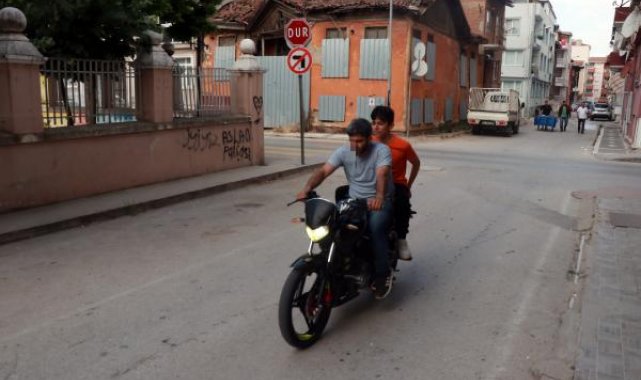 Edirne'de kimliğini evde unutan öğrenciyi motosikletiyle LGS'ye yetiştirdi