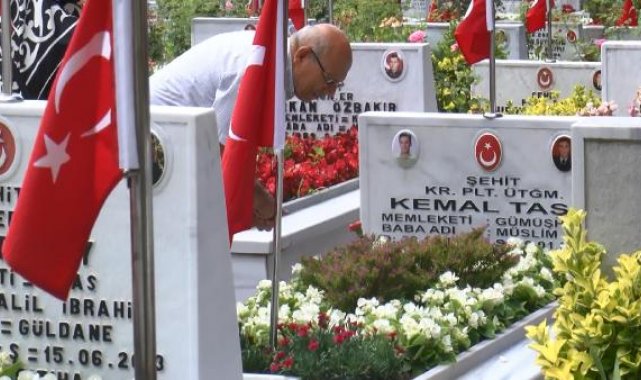Edirnekapı Şehitliği'nde buruk babalar günü