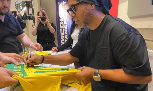 Efsane futbolcu Ronaldinho saç bakımı için İstanbul'da