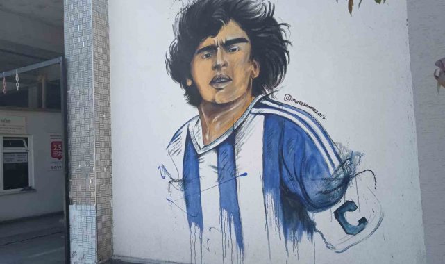 Efsane futbolcunun duvar resmi ilgi görüyor