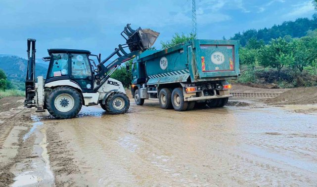 Ekipler sel sonrası bozulan yolları için yoğun mesai harcadı