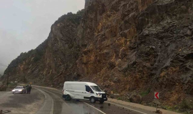 Ekmek yüklü minibüse dağdan kopan kayalar çarptı