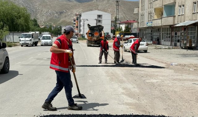 Elbistan'da hasar gören yollar onarılıyor