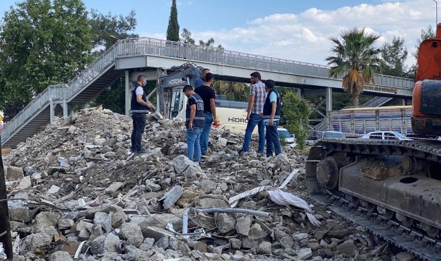 Enkaz altından kadın cesedi çıktı