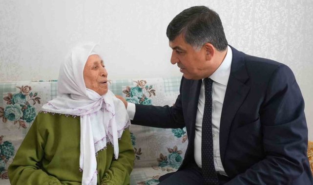 Erdoğan portresi yaşlı çifti mutlu etti.