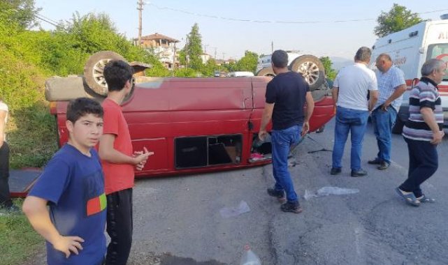 Ereğli'de işçilerin taşındığı minibüs ile otomobil çarpıştı: 7 yaralı
