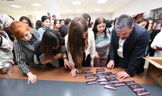 Ertuğrul Başkan'dan kamp dönüşü genç kampçılara hediye