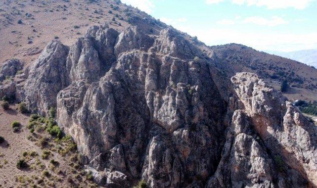 Erzincan'da devasa kayalık üzerindeki kalenin tarihi Tunç Çağı'na dayanıyor