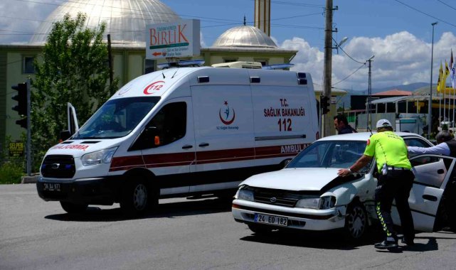 Erzincan'da iki ayrı trafik kazasında 6 kişi yaralandı
