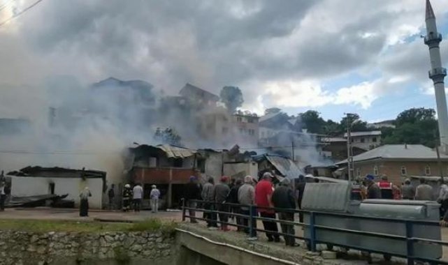 Erzurum'da evde çıkan yangın, bitişiktekilerine de sıçradı