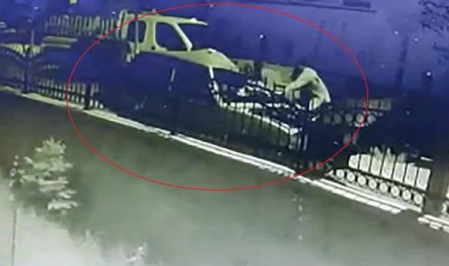 Erzurum'da otomobilin park halindeki kamyonete çarptığı kaza kamerada: 1 ölü, 1 yaralı