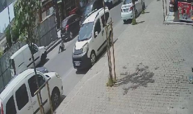 Esenyurt'ta yolun karşısındaki annesine koşarken araç çarptı; o anlar kamerada