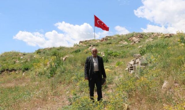 Eşini kaybettikten sonra bayrak nöbetini tek başına sürdürüyor