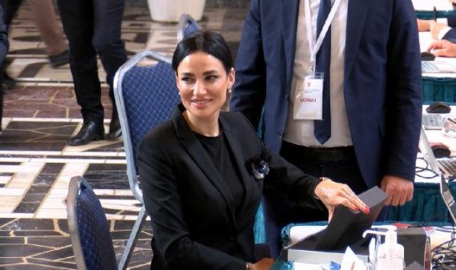 Eski Türkiye güzeli, milletvekilliği kaydını yaptırdı
