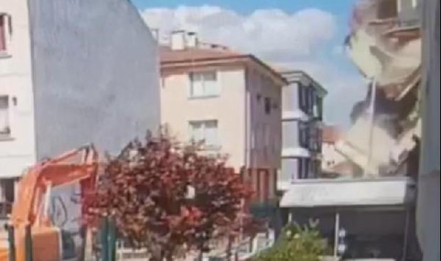 Eskişehir'de kerpiç binanın çökme anı kamerada
