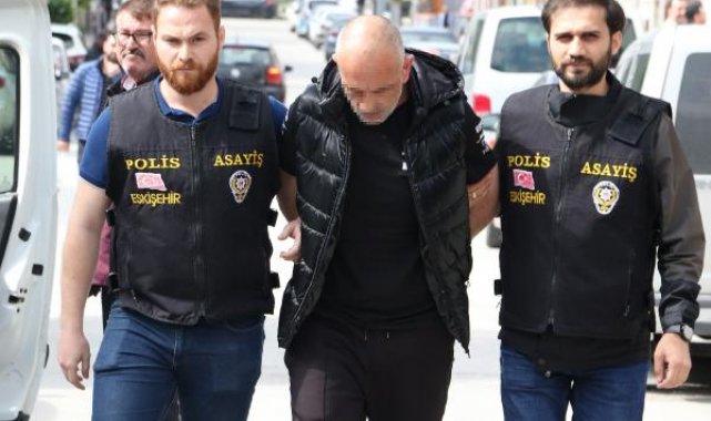 Evine gittiği arkadaşını dövüp, başına sert bir cisimle vurarak öldürdü
