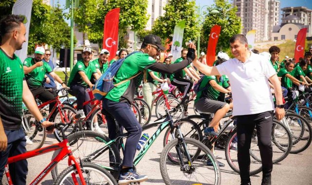 Fadıloğlu, gençlerle birlikte pedal çevirdi