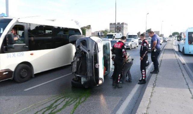 Fatih'te polisler devrilen hafif ticari aracı itekleyerek yolu açtı