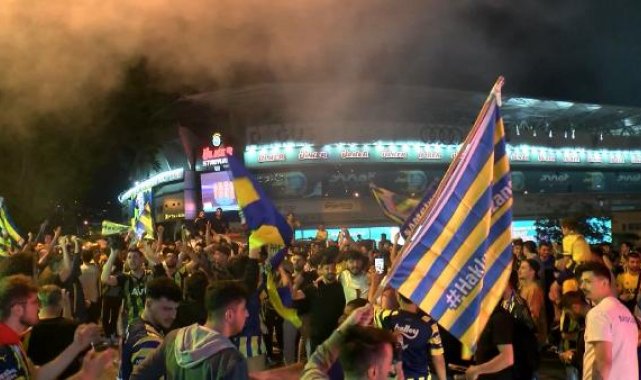 Fenerbahçeli taraftarlar Kadıköy'de kupa zaferini kutladı