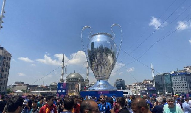 Final öncesi Taksim Meydanı'nda coşku