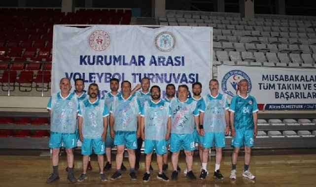 Formalarının üzerine poşet geçirip kirliliğe dikkat çektiler