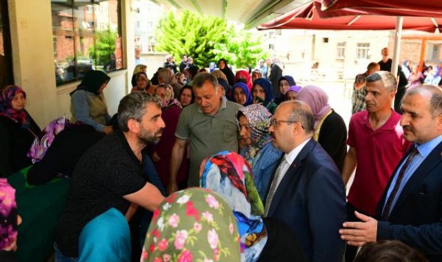 Fransa'da bıçaklanarak öldürülen anne ve 2 çocuğu, Trabzon'da toprağa verildi