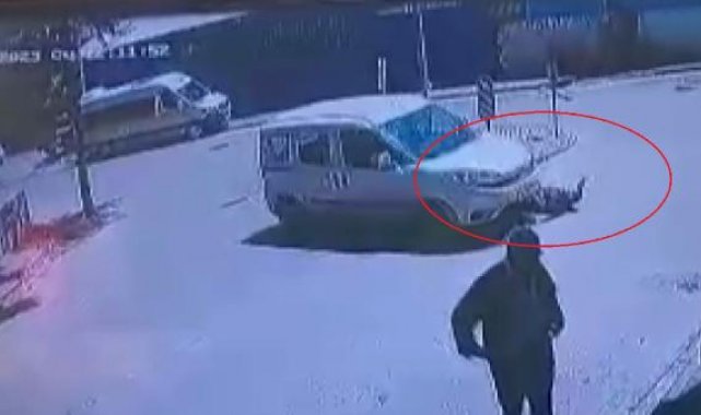 Fren yerine gaza bastı, çarptığı yayayı aracının altında sürükledi; o anlar kamerada