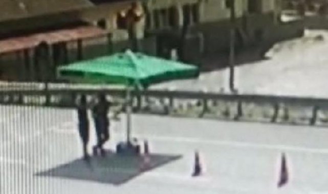 Freni boşalan kamyonet kontrol noktasına daldı; 2 polis ölümden döndü