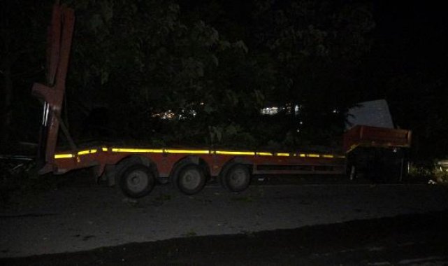 Freni tutmayan TIR, ağaca çarptı; dorsedeki 2 iş makinesi 100 metrelik uçuruma yuvarlandı
