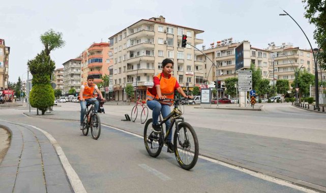 Gaziantep'te bisiklet ve elektrikli scooter sürücülerine reflektif yelek dağıtıldı