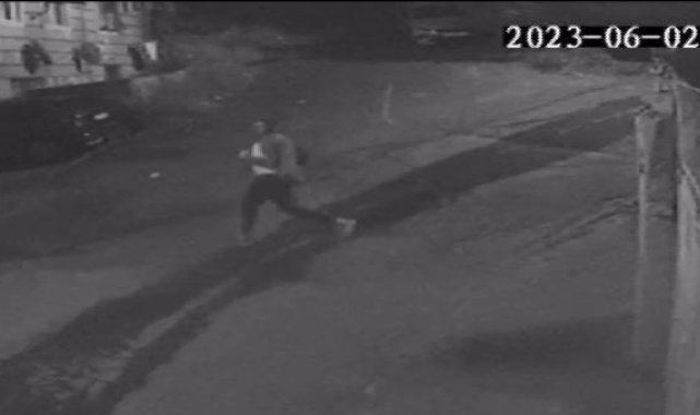 Gazisomanpaşa'da otomobillere giren hırsızı mahalleli kovaladı, polis yakaladı
