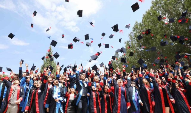 Gediz Sağlık Hizmetleri Meslek Yüksekokulu'nda mezuniyet coşkusu