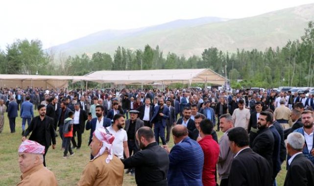 Gelin ve damat, depremzede 5 ailenin 1 yıllık ihtiyacını karşılayacak