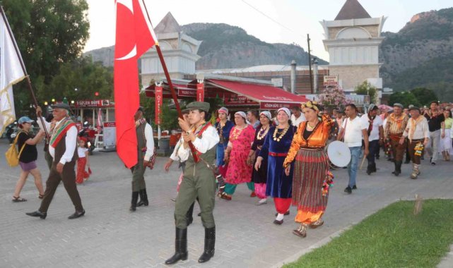 Göcek'te yayla göçü renkli görüntülerle başladı