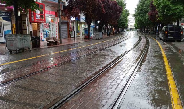 Gök gürültülü sağanak yağış sonrası sokaklar bomboş kaldı