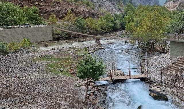 Göksu Şelalesi'ne yaya ulaşımını sağlayan sallanan köprü yenileniyor
