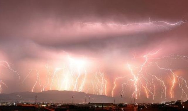 Gökyüzü fotoğrafçısı 16 dakikada 85 şimşladı