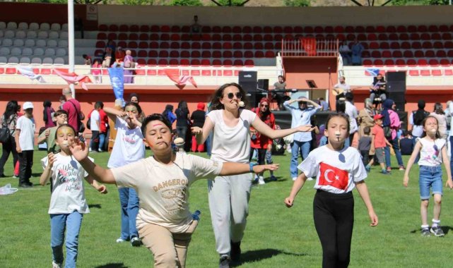 Gümüşhane'de karnesini alan çocuklar Yenişehir Stadyumunda doyasıya eğlendi