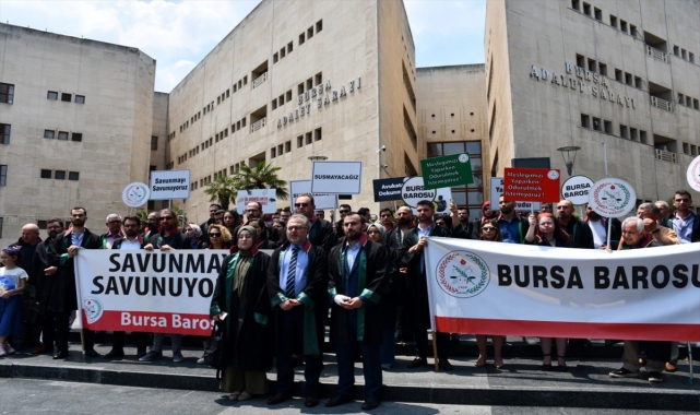 GÜNCELLEME 2 - Bursa'da çocuğunu teslim alan anne ile avukat, araçta taşlı bıçaklı saldırıya uğradı