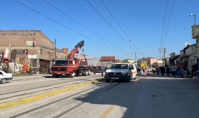 GÜNCELLEME - Eskişehir'de tramvay hattındaki direğe çarpan otomobildeki 2 kişi yaralandı