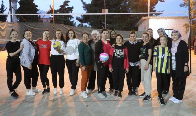 Gündüzleri hayvanlara bakıp, tarlada çalışan kadınlar akşamları voleybol oynuyor - Yeniden