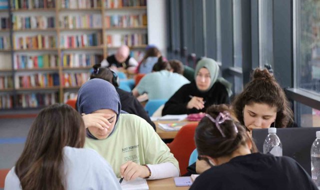 Gürsu Belediyesi'nin kütüphanesine yoğun ilgi