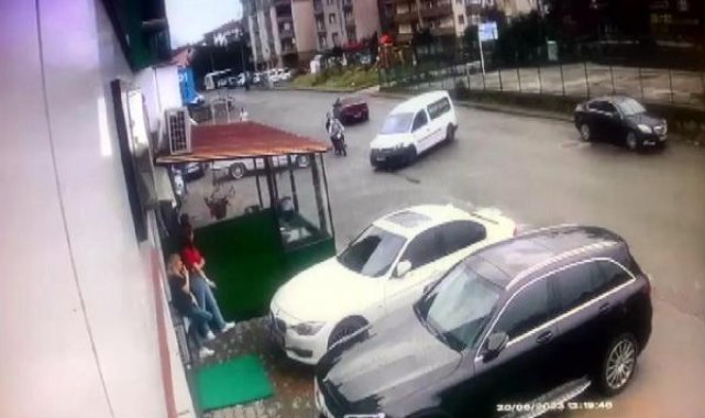 Hafif ticari araçla çarpışan motosikletteki 2 kişi ağır yaralandı