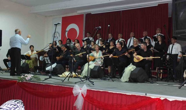 Halk eğitim merkezi kursiyerleri coşturdu