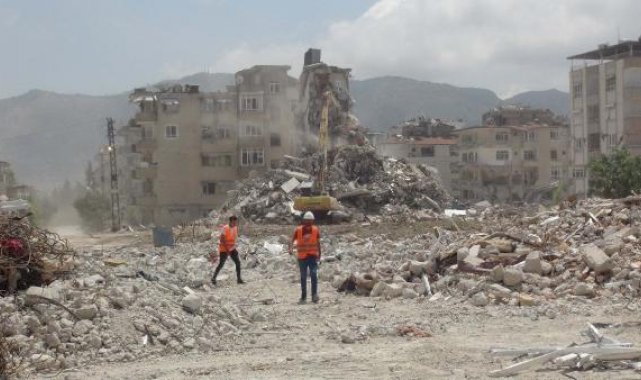 Hatay'da ağır hasarlı binaların yıkımı sürüyor