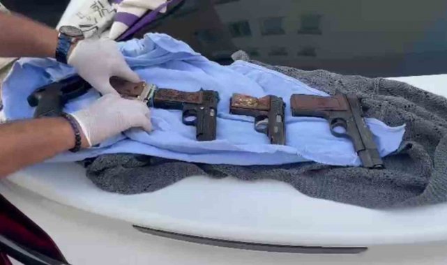 Hatay'da otomobilde 5 adet ruhsatsız silah ele geçirildi